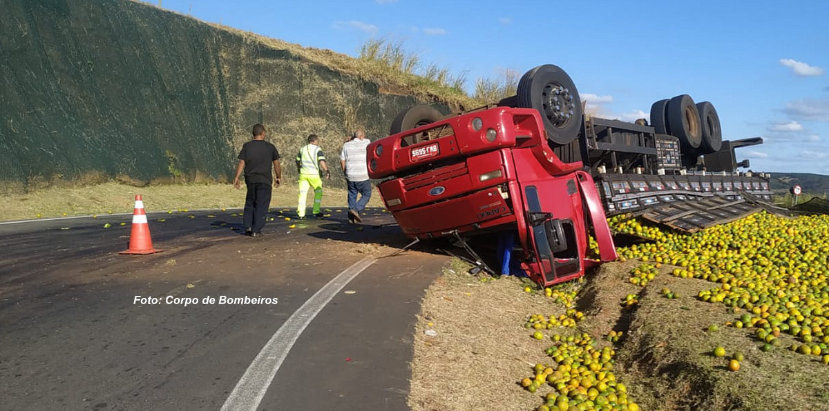 Caminhão carregado laranjas capota e provoca morte de motorista